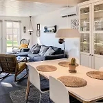 1 Bedroom Beautiful In Casa vacanze *