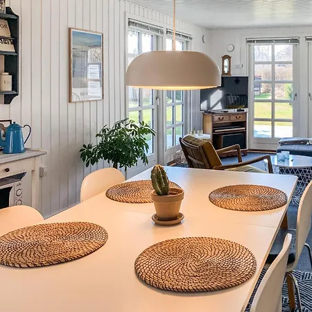 1 Bedroom Beautiful In אבלטופט